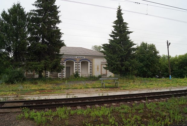    Станционное здание на остановочном пункте Ельниково в 2015 году. Фото: aGRa / Wikimedia