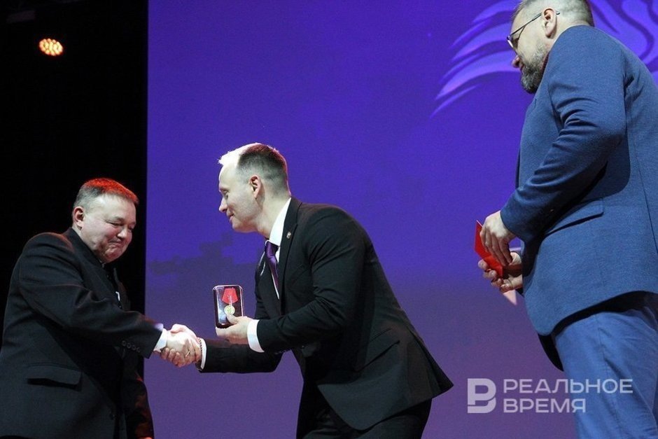    Александр Даренков (справа) поздравляет Фархата Хуснутдинова. Реальное время / realnoevremya.ru