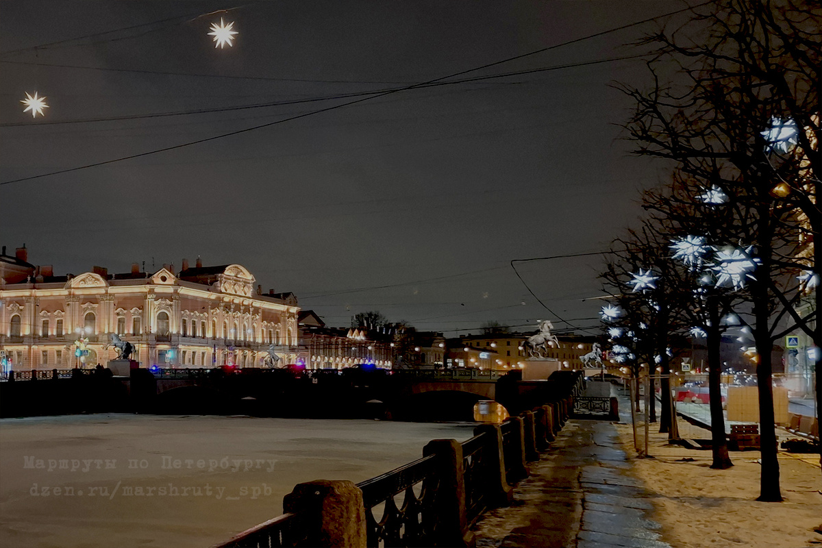 Вид на Аничков мост со стороны реки Фонтанки 