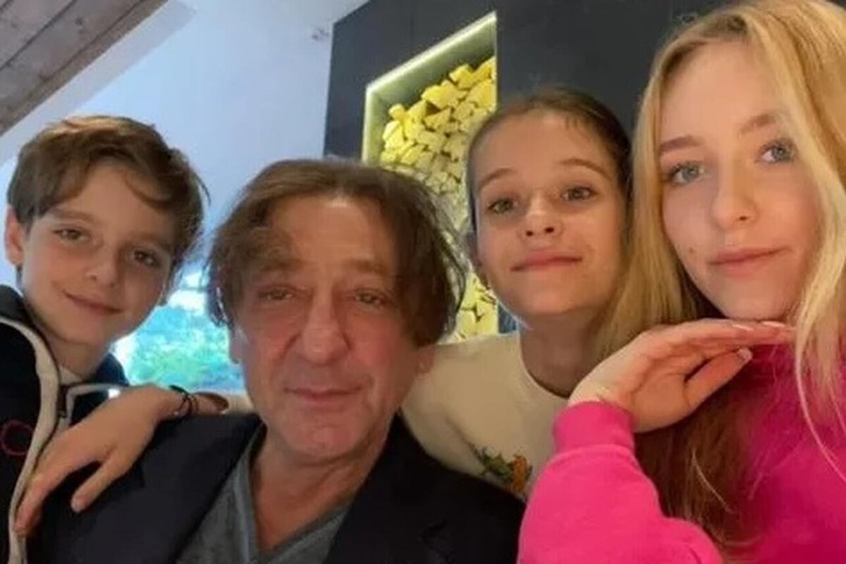    Григорий Лепс с младшими детьми Соцсети