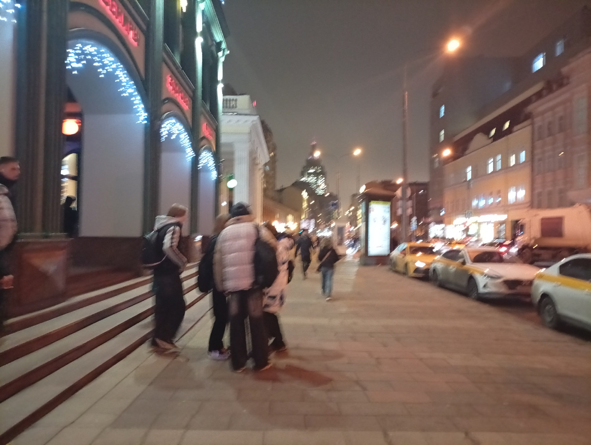 Ночью в Москве не бывает темно. Фото мое.