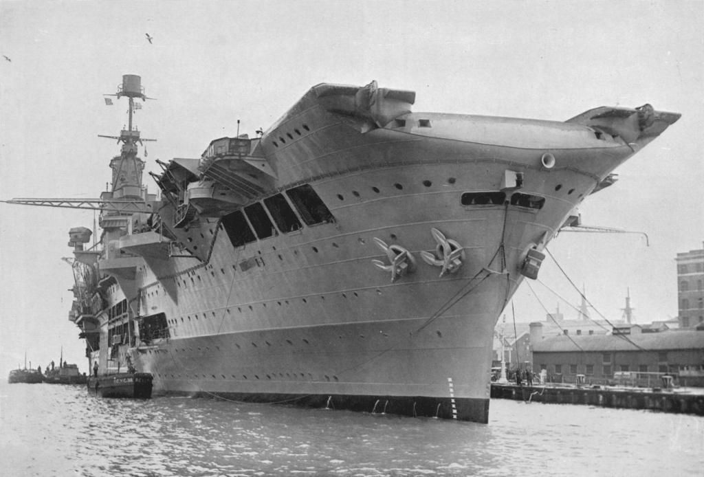 Авианосец HMS Ark Royal. На крутых кораблях удалось коту поплавать! 