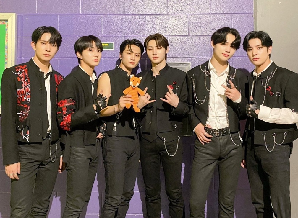 Сонхун в центре в закрытом пиджаке