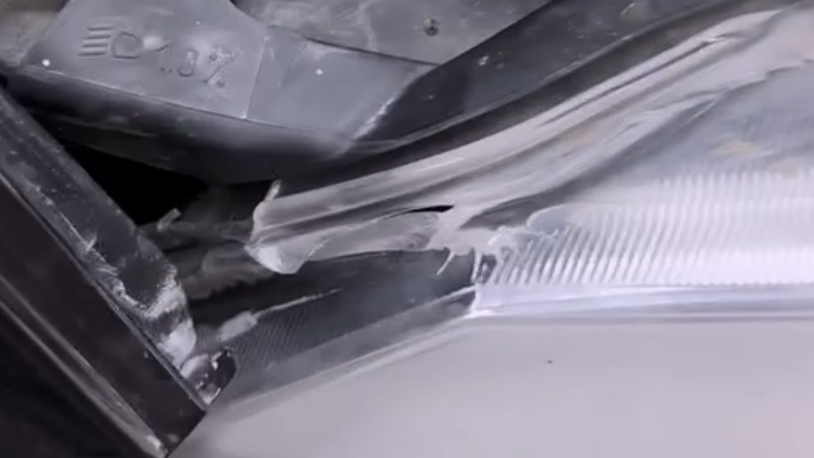 повреждение на фаре