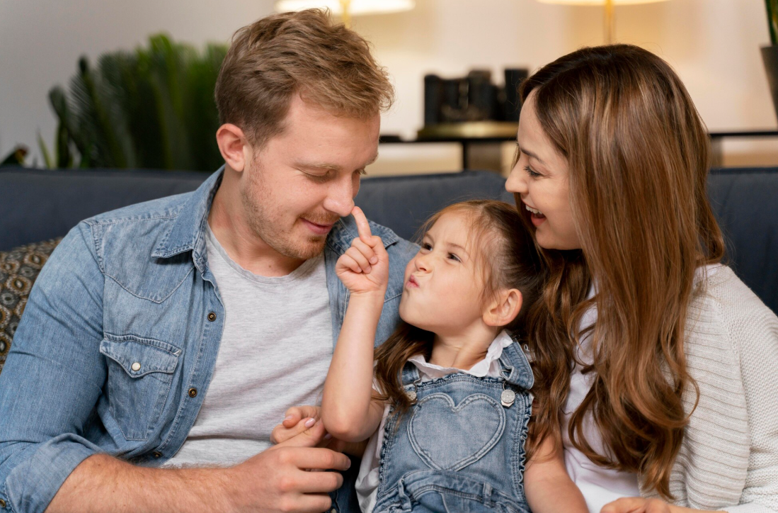 Ребёнок ревнует папу к маме: как реагировать правильно (Источник изображения: freepik.com)