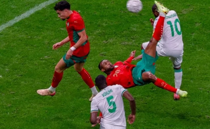 Через секунду Эль-Кааби забьет один из самых красивых мячей в первом туре