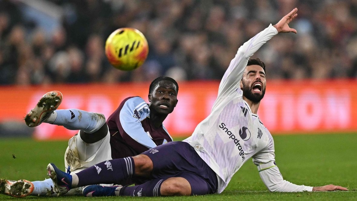    Полузащитник «Манчестер Юнайтед» Бруну Фернандеш (справа) в матче против «Астон Виллы». AFP