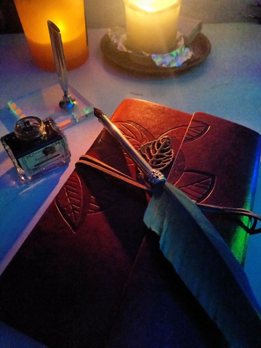 Блокнот, перо, чернила и свечи для атмосферы волшебства