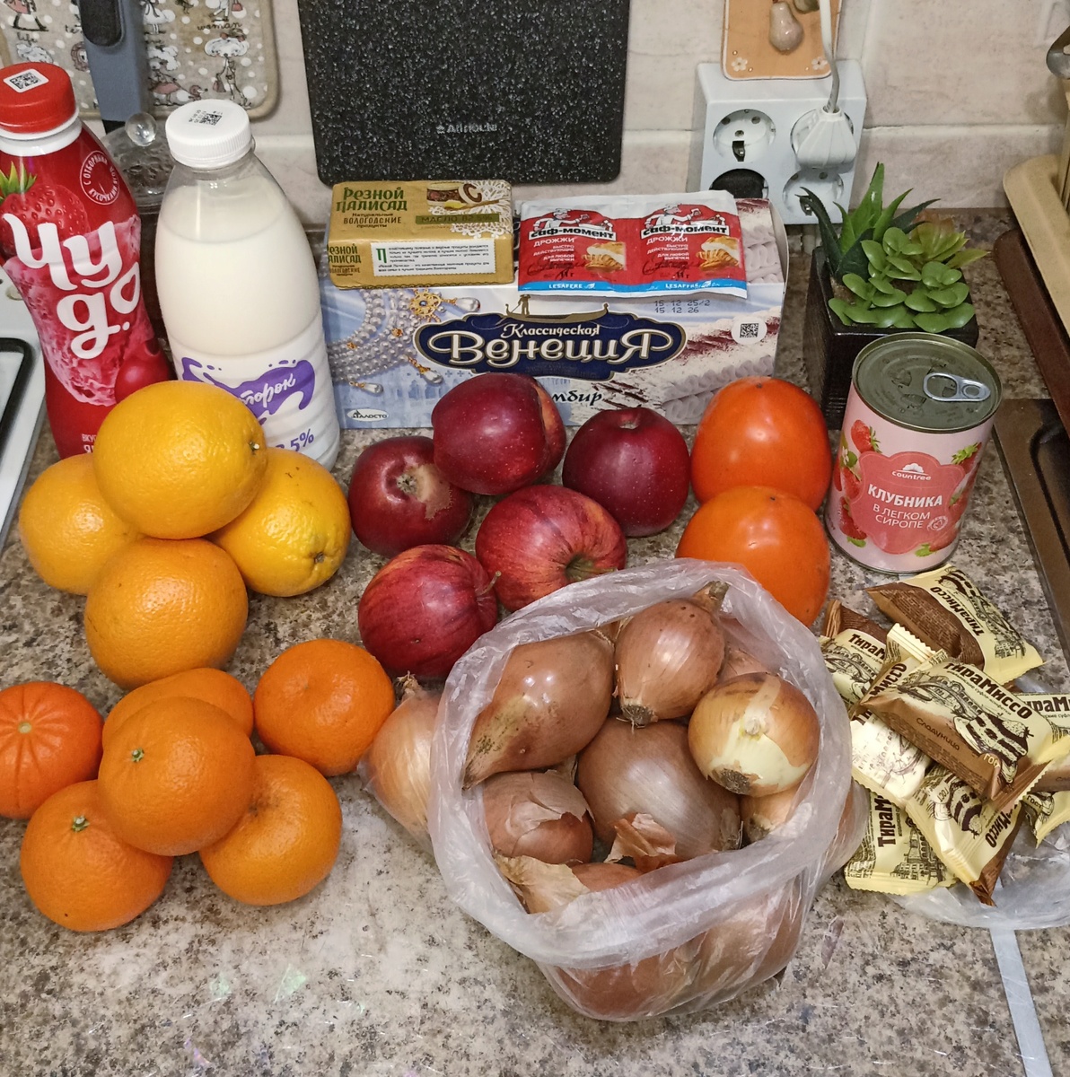 ЙОГУРТ, МОЛОКО, ТОРТ-МОРОЖЕНОЕ, СЛИВОЧНОЕ МАСЛО, ДРОЖЖИ, КЛУБНИКА В СИРОПЕ, КОНФЕТЫ "ТИРАМИССО", АПЕЛЬСИНЫ, ЯБЛОКИ, ХУРМА, МАНДАРИНЫ, ЛУК.