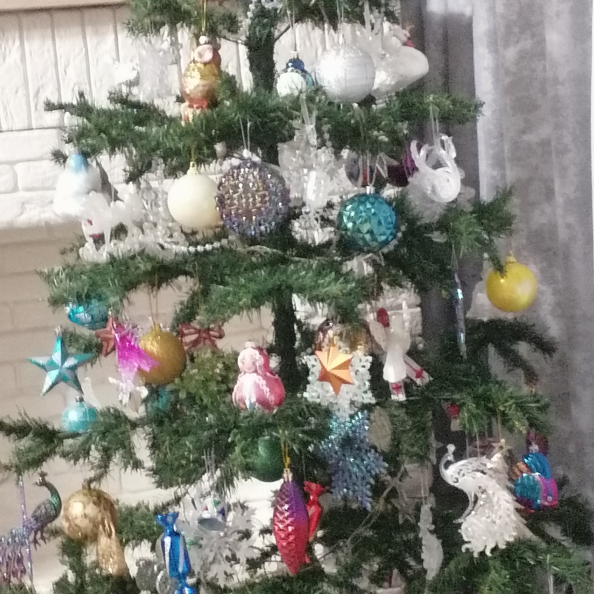 Вот так нарядили елку с внуком вчера...