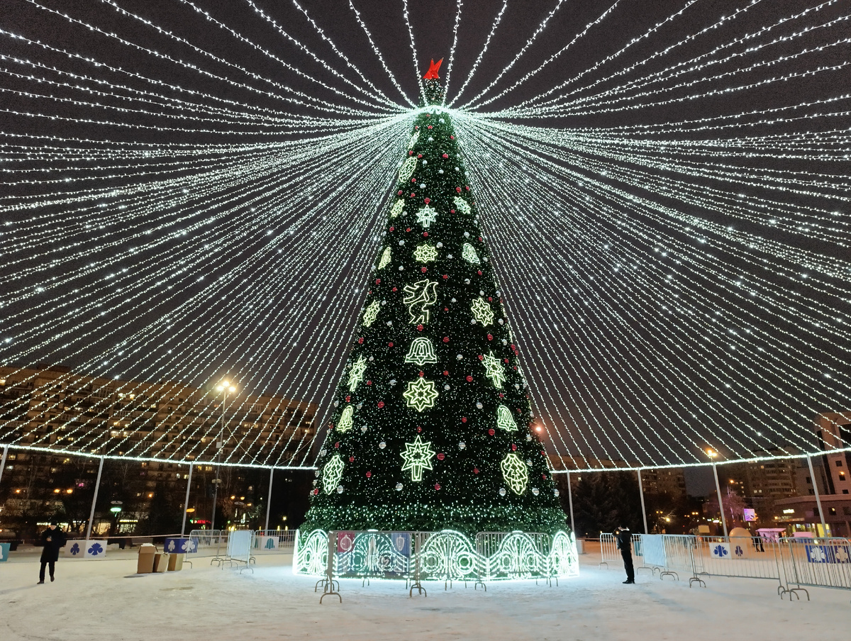 Городская ёлка 24 года на площади возле Драмтеатра