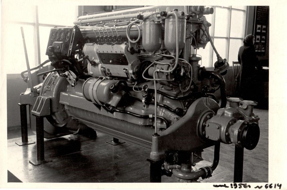   Новая продукция завода "Трансмаш". Усовершенствованный дизель-мотор Д-36. Алтайская краевая с/х выставка. 1950-е годы. Источник: goskatalog.ru, архив АГКМ, Калинин Н.Н.