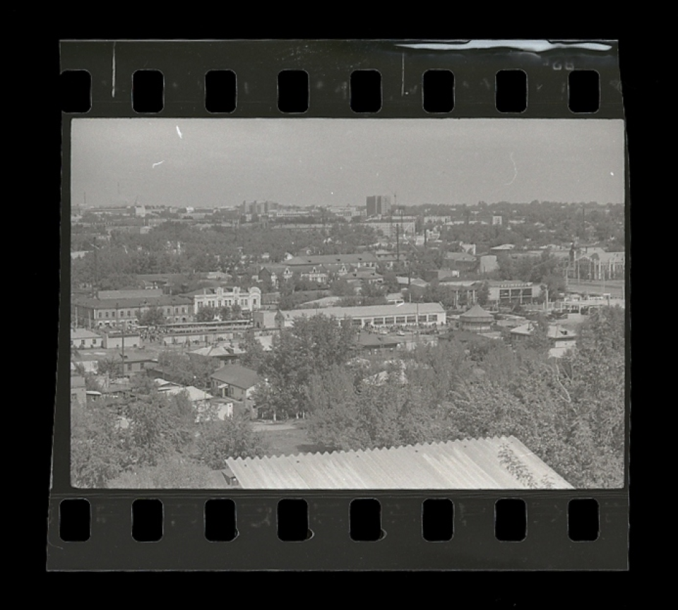   Барнаул. Вид с горы от ВДНХ на Старый базар. 1981 год. Источник: goskatalog.ru, архив АГКМ, Брязгин Б.П.