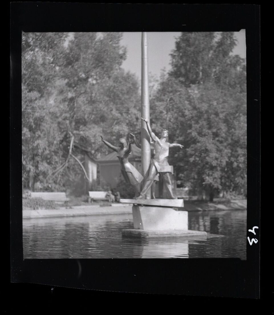    Пруд на ВДНХ и павильон "Строительство и транспорт". 1990 год. Источник: goskatalog.ru, архив АГКМ, Кротов П.А.