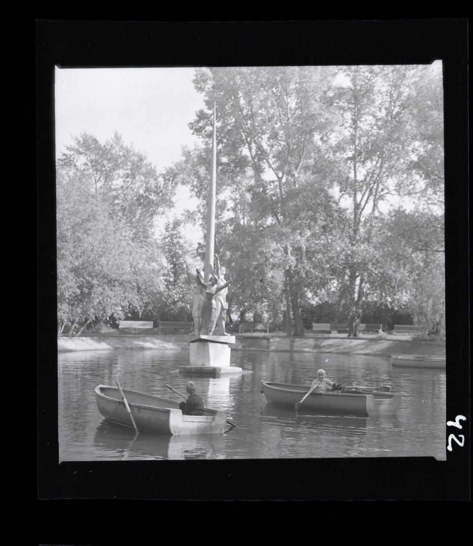    Пруд на ВДНХ и павильон "Строительство и транспорт". 1990 год. Источник: goskatalog.ru, архив АГКМ, Кротов П.А.