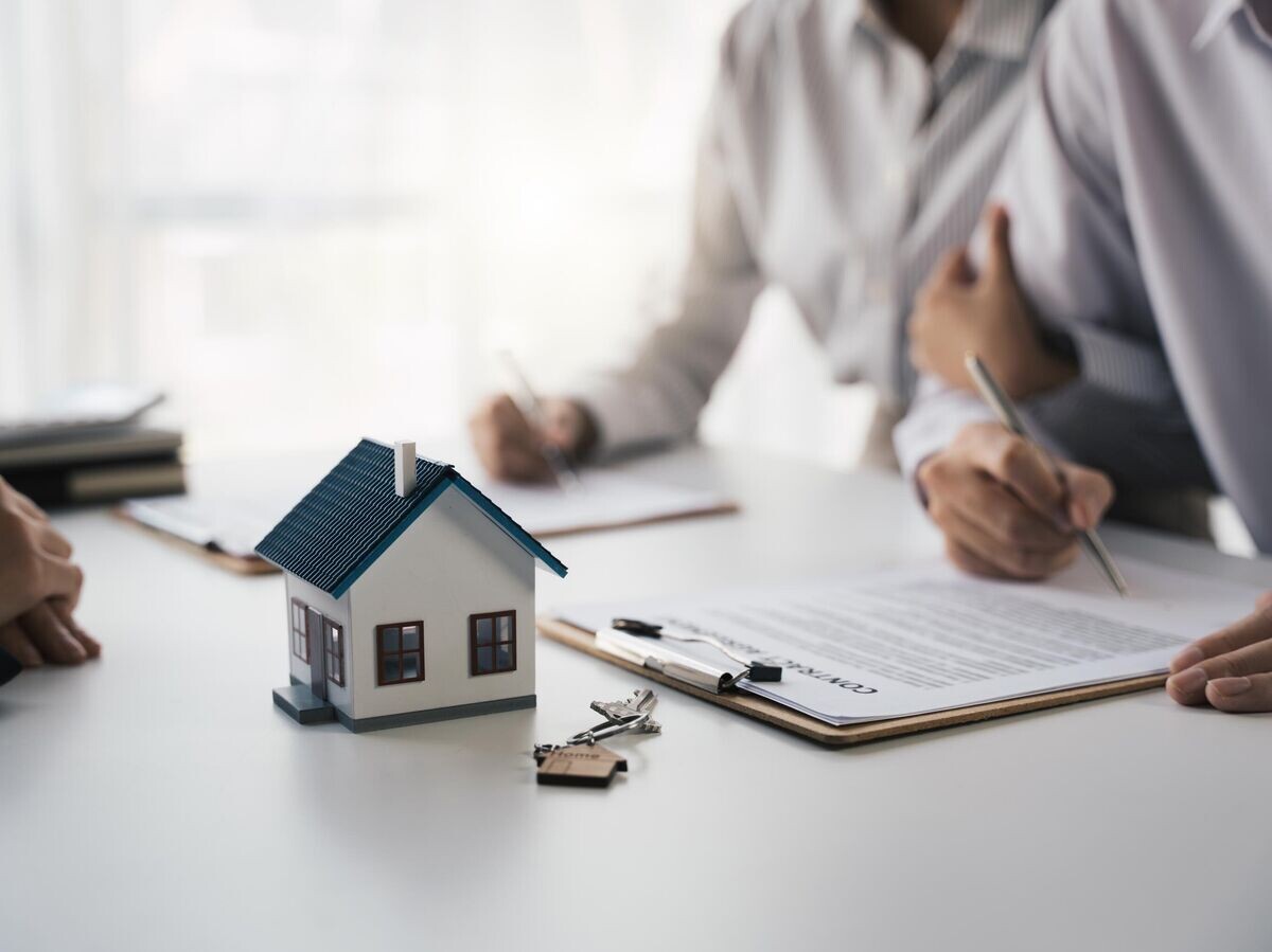    Молодая пара подписывает документы с риелтором | © iStock.com / Perawit Boonchu