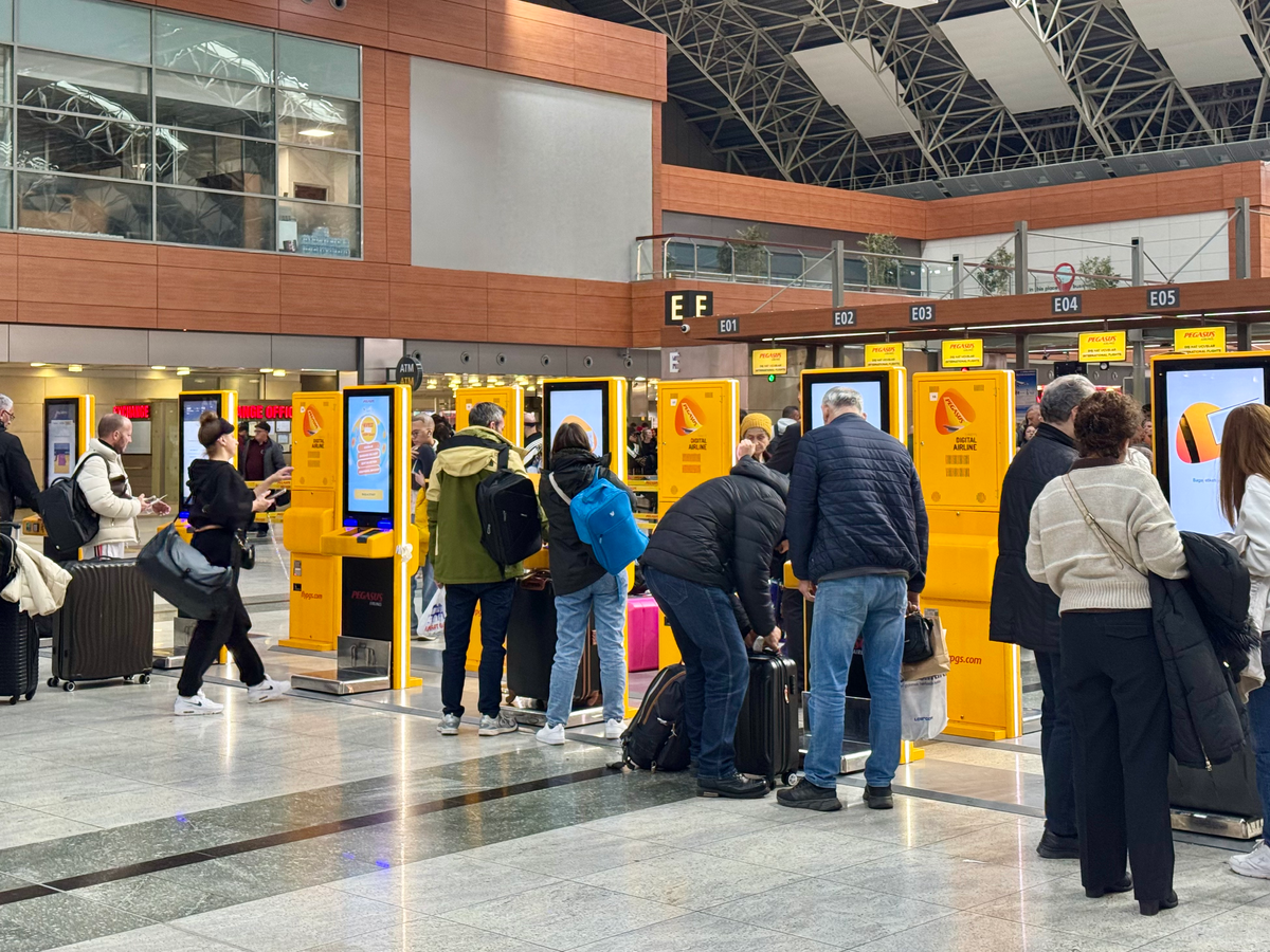 Терминалы для самостоятельной регистрации и сдачи багажа Express Baggage авиакомпании Пегасус в аэропорту Сабихи Гекчен 