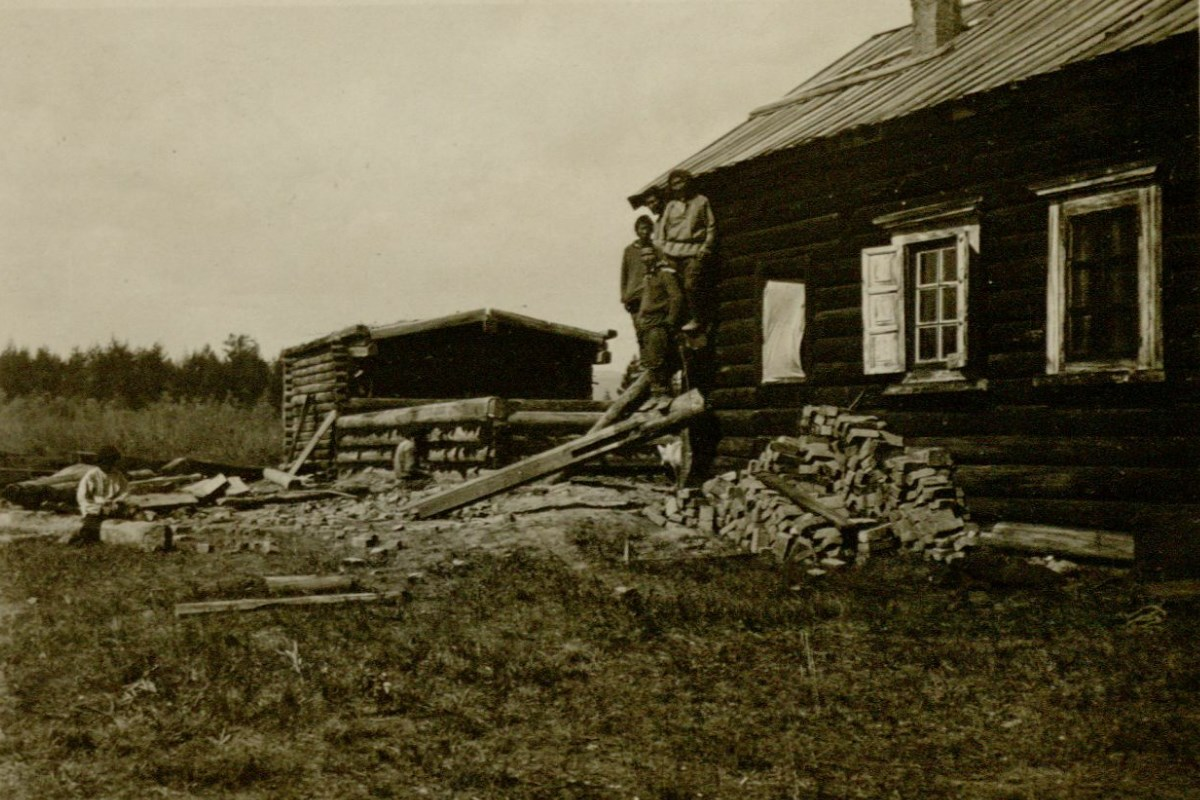 Здание школы в поселке Сеймчан в 1933 году / Фото: из материалов проекта kolymahistory.ru