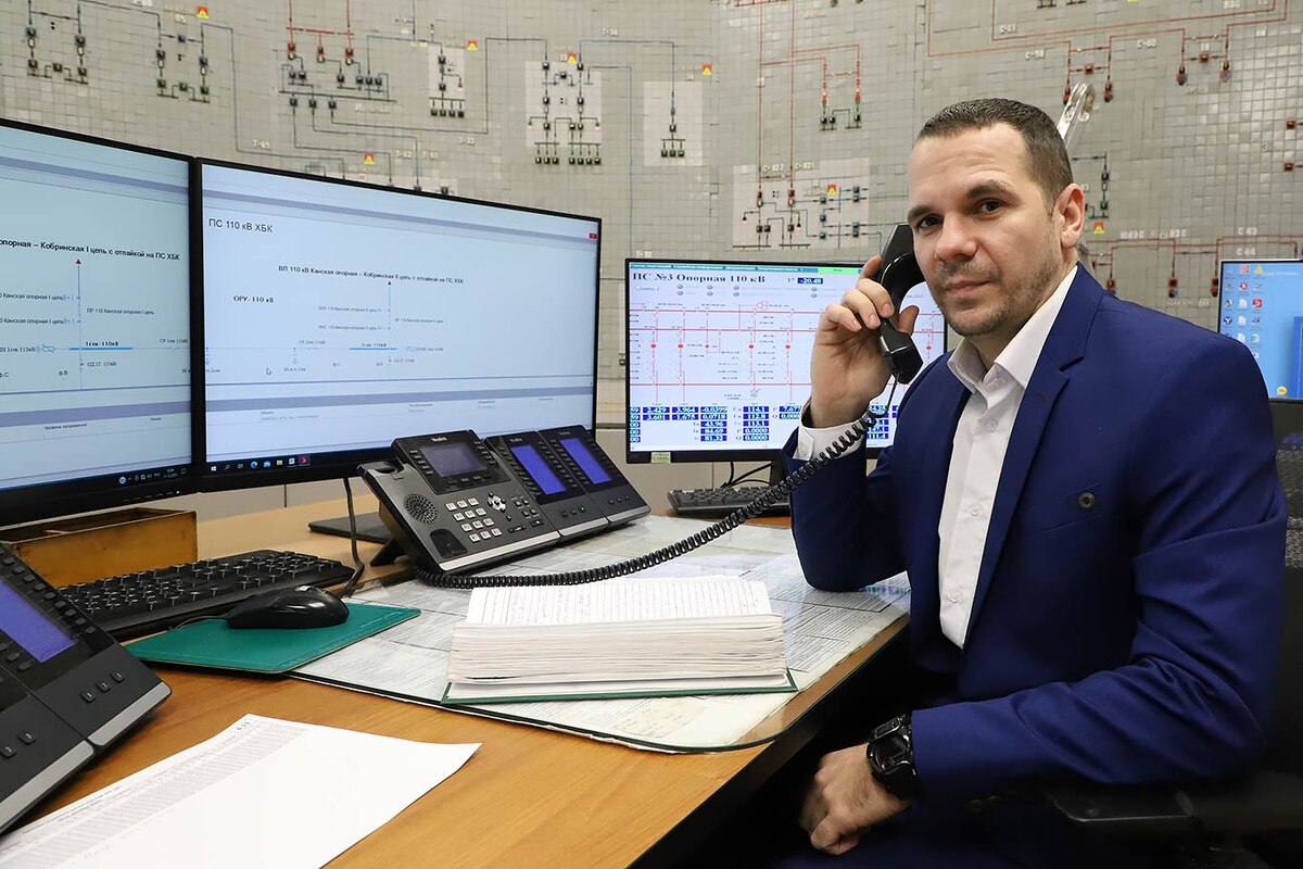 Дмитрий КУЛЬМАН, диспетчер оперативно-диспетчерской службы, которая отвечает за согласованную работу электрических сетей, обеспечивает надежность электроснабжения потребителей, его бесперебойность. Фото Александра ВАСИЛЬЕВА.