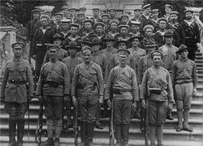 Интервенты во Владивостоке. Тут кого только нет: чехословаки, американские морпехи, японские матросы и даже британцы.