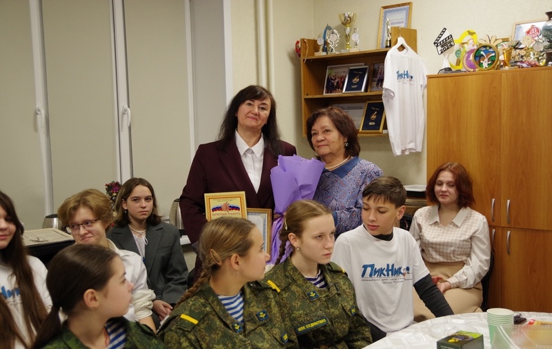    В связи с 30-летним юбилеем молодежному пресс-центру «ПикНик» вручили от «Родины» Сертификат на 25 тысяч рублей. Руководителя и юнкоров коллектива наградили Благодарственными письмами отдела культуры и ДК «Родина»