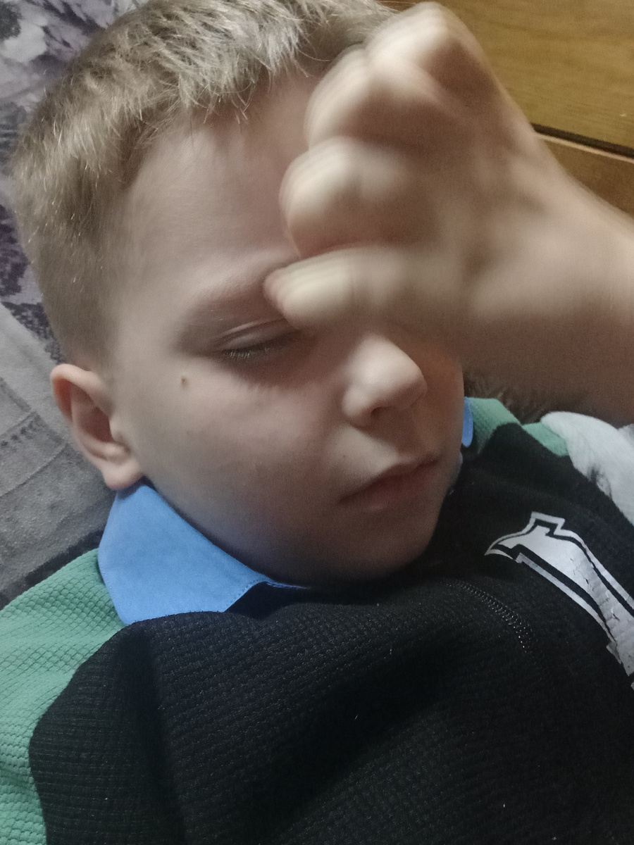 Последняя неделя перед нг, в школу уже не охото😅лежит вредничает🤦