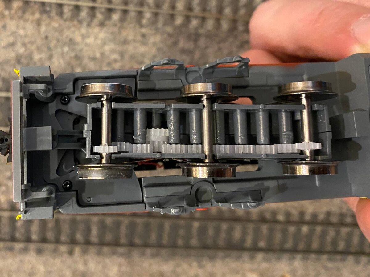 Фрикционная резинка на модели тепловоза ЧМЭ3 от PIKO (на фото - слева внизу).