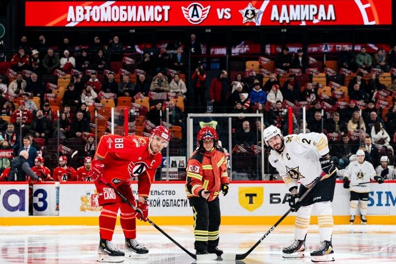    Фото пресс-службы ХК «Автомобилист»/Полковник МЧС Юрий Гребнев на стартовом вбрасывании