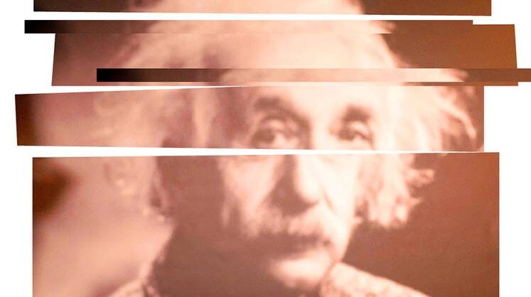    IMAGO/TASS В 1985 году был вскрыт мозг Альберта Эйнштейна. Его анализ показал необычно большое количество глиальных клеток (микроокружение нейронов). В 2013 году был произведен повторный анализ мозга гения на новом уровне, что выявило очень развитые префронтальную и теменную кору. Это структуры, которые связаны с пассивным режимом работы мозга. Не исключено, что этим объясняются невероятные мыслительные способности основопо ложника современной физики