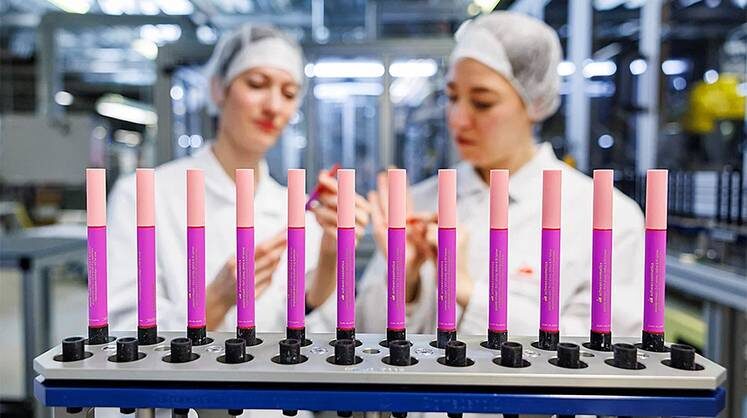    DANIEL KARMANN/DPA Отдушки — базовое сырье для производства парфюмерии и косметики