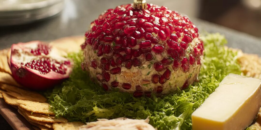 Шеф-повар лепит гигантский «новогодний шар» из сыров и курицы — и украшает его гранатом, как ёлку