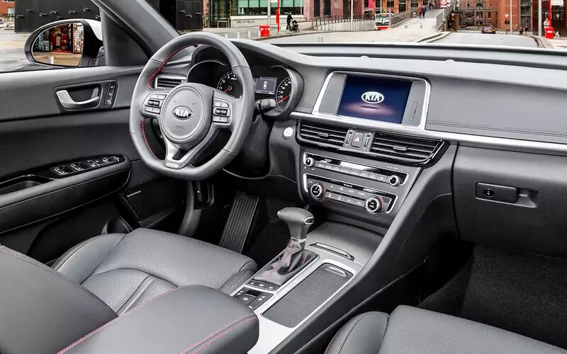    Материалы салона не ругают, но и не особо хвалят. Эргономика на высоте. В базовой комплектации есть круиз-контроль, электроприводы стекол, крышки багажника и регулировки зеркал.