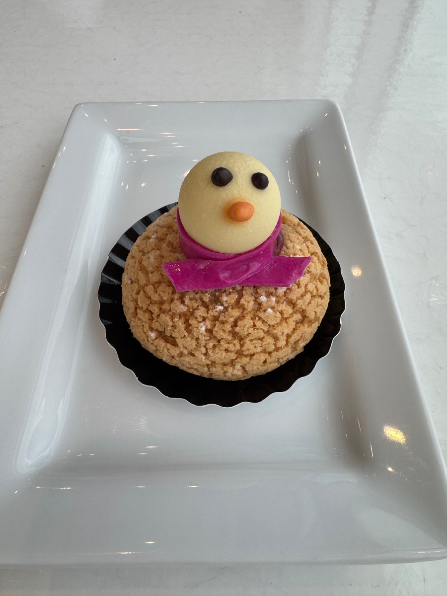 И вот как его такого есть? Снеговик с миндалём и малиной