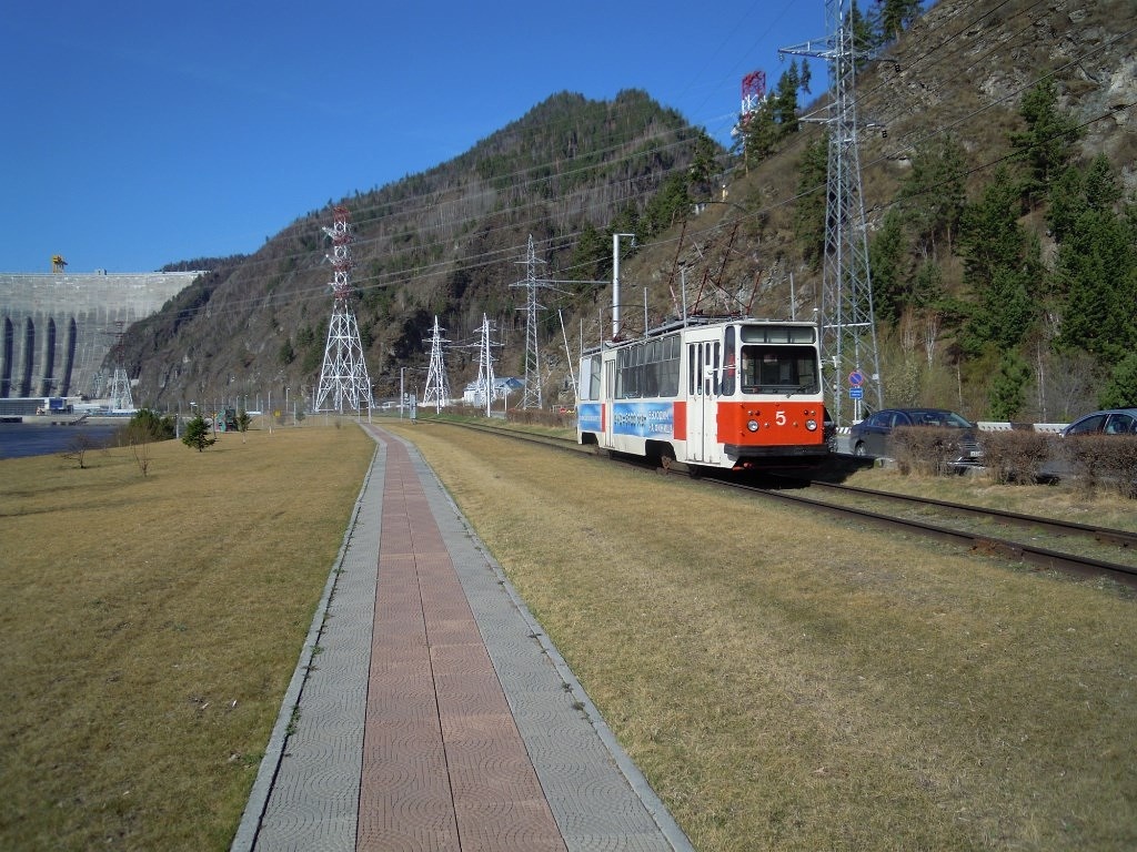 Вот такой трамвай возит бесплатно работников ГЭС 