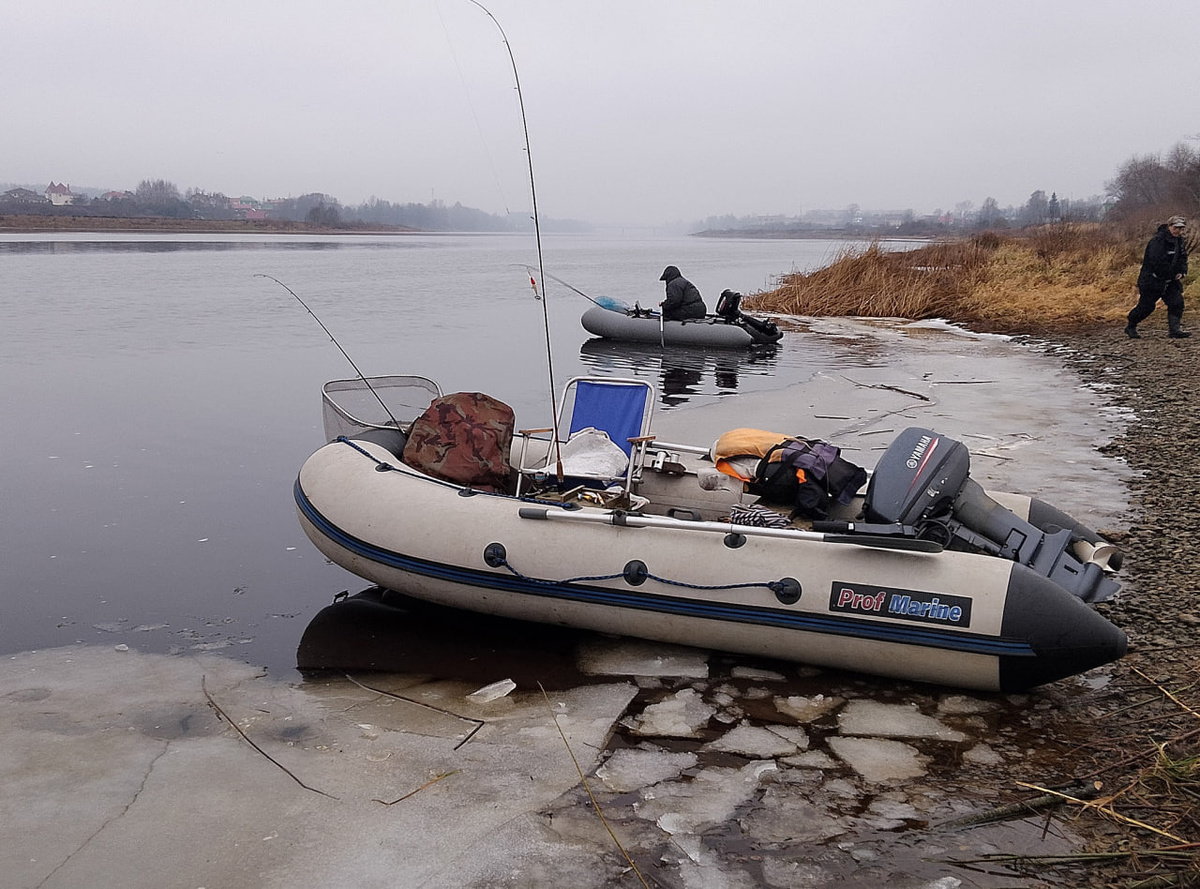 Небольшой декабрьский лёд рыболовам не помеха