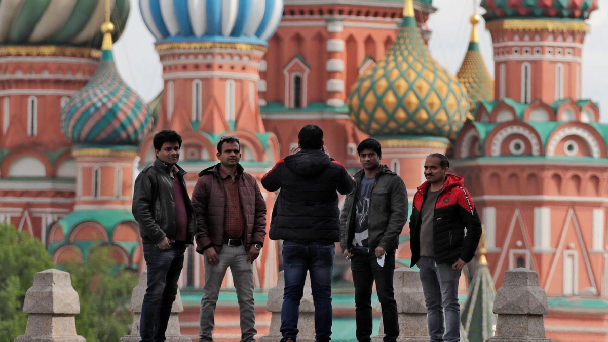 Променял ИИ на метлу: почему индийский разработчик работает дворником в Санкт-Петербурге? Фото: Михаил Метцель. ТАСС