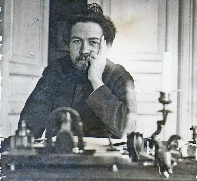 "Местные доктора настойчиво советуют завести себе маленький домик в Ялте". 