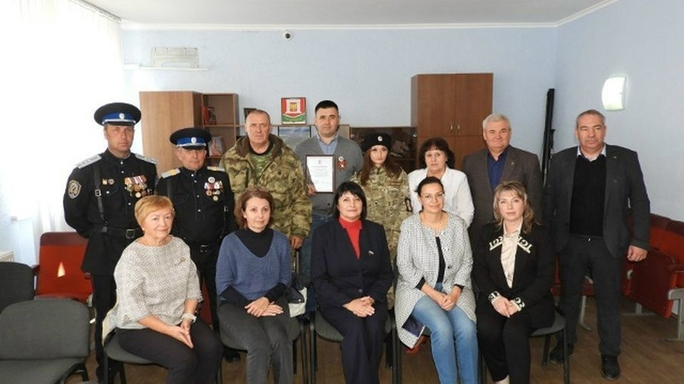    Татьяна Лобач вручила волонтерам Орлиного благодарности от губернатора Севастополя. Фото: ВК Орлиновского МО