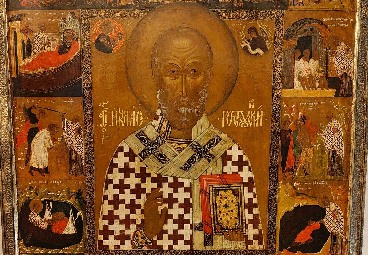 Фото: Юлия Блинкова. МТРК "Мир". Святитель Николай Чудотворец (Никола Гостунский). С житием. Конец XVI века. Дерево, темпера, басма, золочение. Происходит из собора Троицкого монастыря в Муроме. Из открытой экспозиции иконописи Выставочного центра Муромского историко-художественного музея.