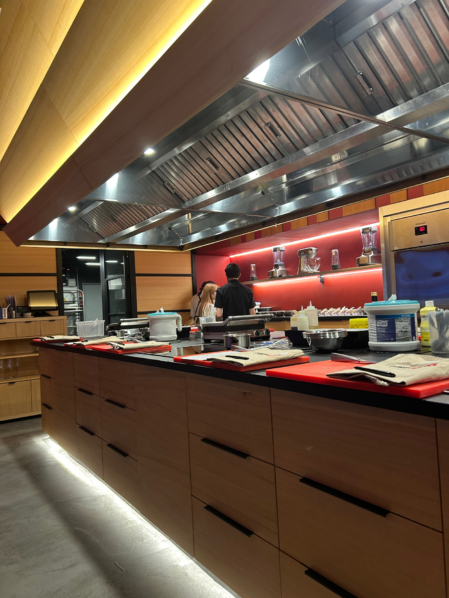 Фото автора. Подготовка к кулинарному мастер-классу в Novikov School 