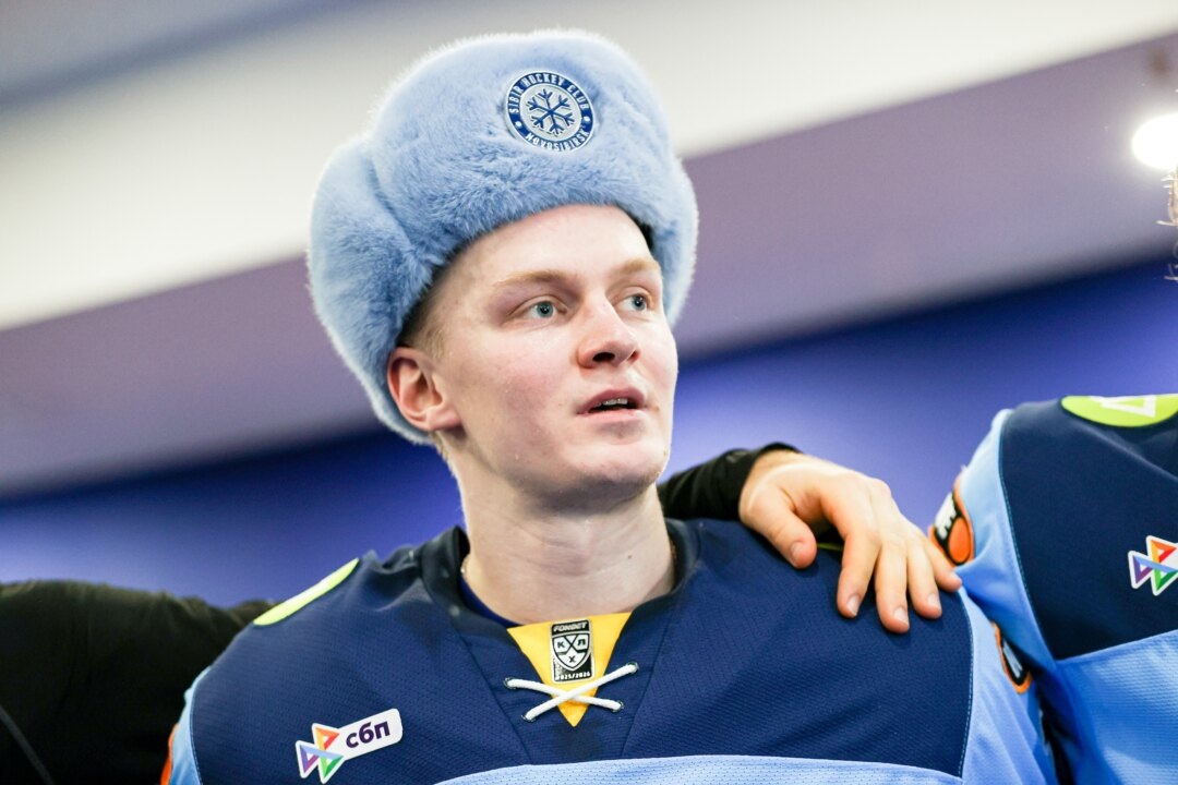    Нападающий Антон Косолапов в шапке лучшего игрока матча. Фото: официальный аккаунт ХК «Сибирь» в социальной сети «ВКонтакте»