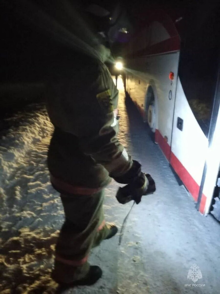    Сломавшийся автобус в Родинском районе. Источник: ГУ МЧС России по Алтайскому краю