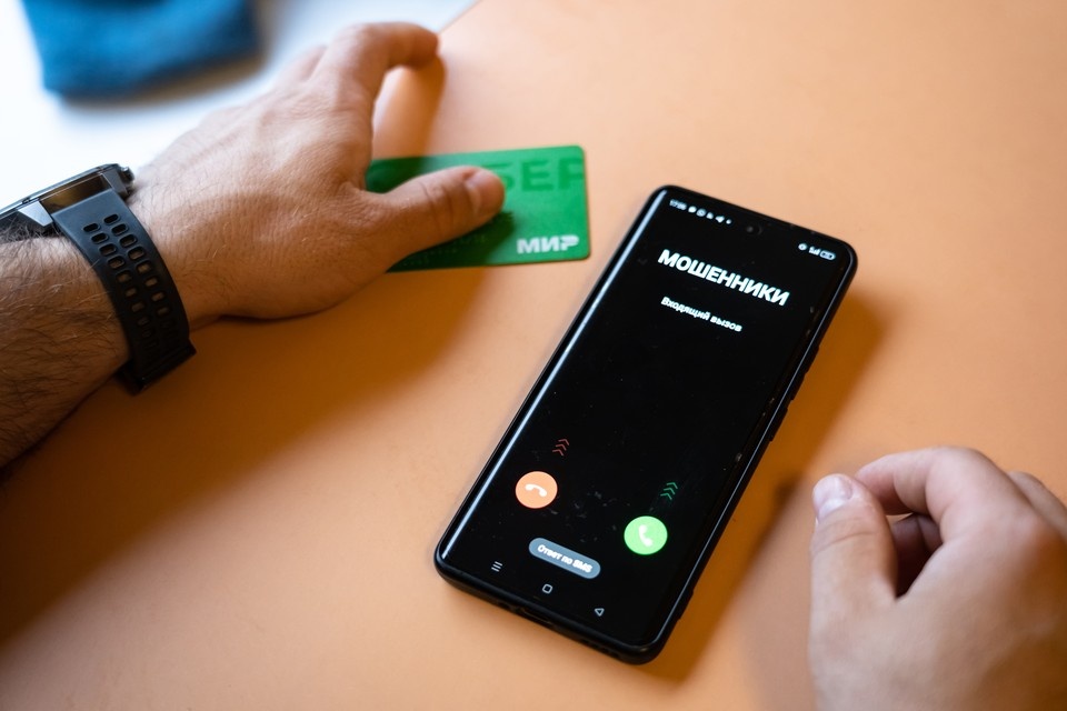    Аферисты звонят горожанам, сообщая о необходимости срочно проверить качество воды или заменить счетчик. Дина Иванова