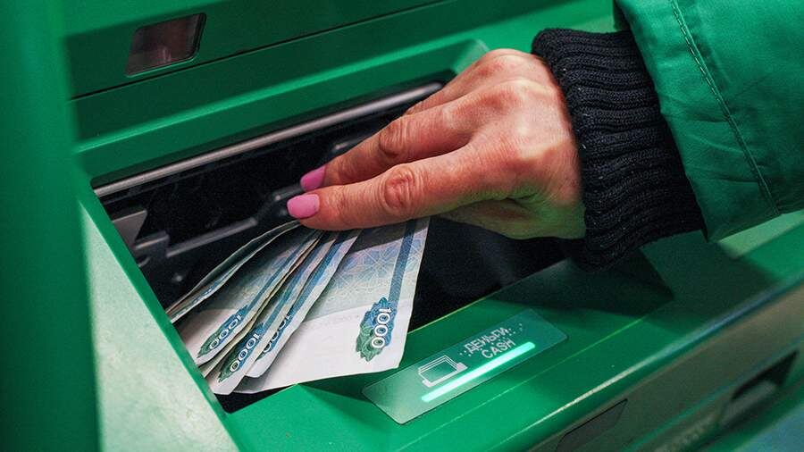Россияне массово обналичивают накопления: в чём дело