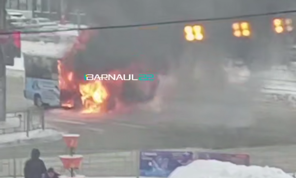    Горящая маршрутка. Источник: Barnaul 22