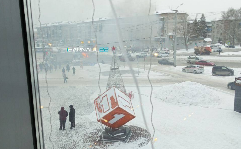    Горящая маршрутка. Источник: Barnaul 22