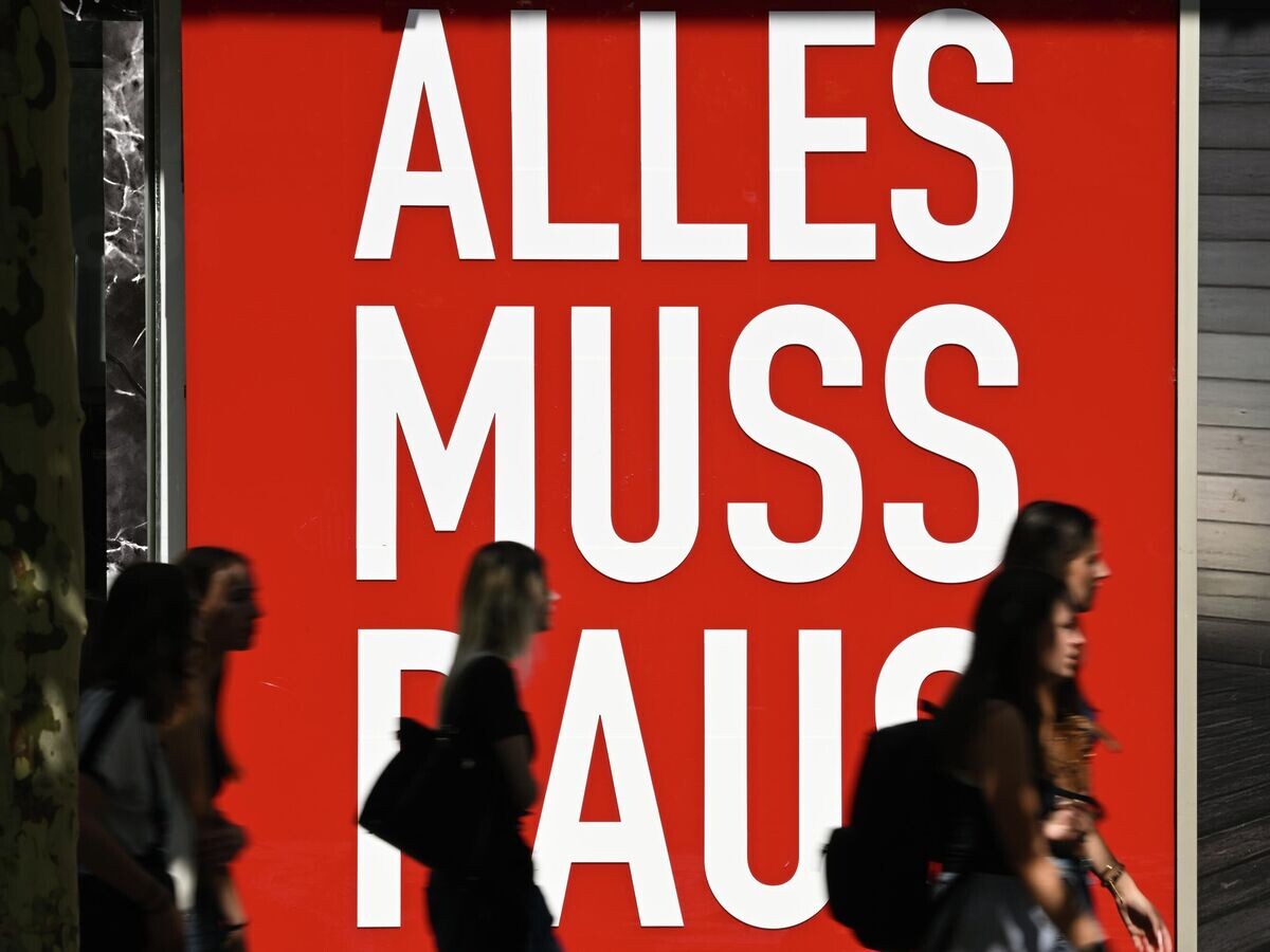    Витрина закрывающего магазина модной компании с надписью "Все должно быть распродано", Гессен, Франкфурт-на-Майне | © Getty Images / picture alliance