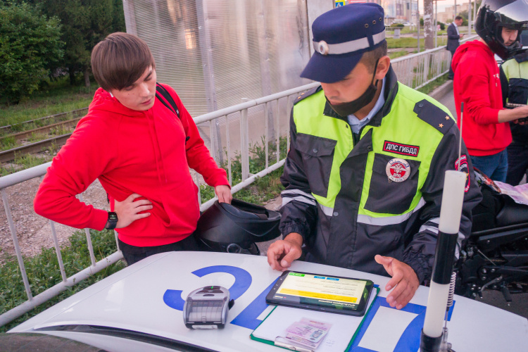    В России — около 50 млн автомобилистов. Каждый в год получает в среднем два штрафа, ежегодно выписывается около 100 млн штрафов.   
Фото: «БИЗНЕС Online»