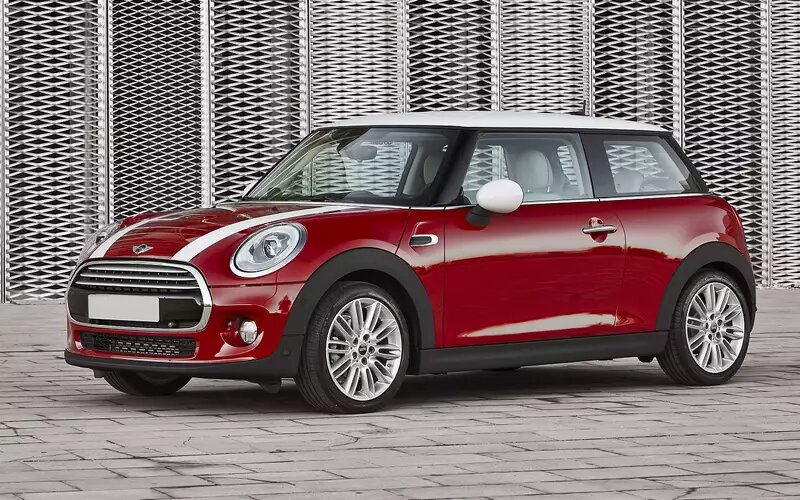   Mini Hatch. Длина – 3850 мм, клиренс – 120 мм, багажник – 211 л. Цена зависит от наличия дорогих опций и мощности мотора (модификации One, Cooper, Cooper S и так далее). Стоимость начинается от отметки примерно 1 млн рублей и уходит далеко за 3 млн за машины в возрасте 4-5 лет.