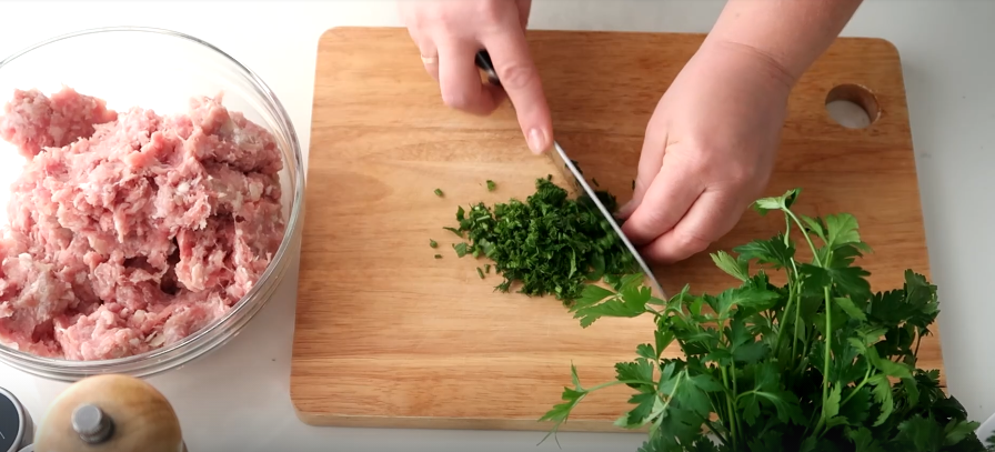 Мелко рубим зелень